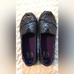 Toms Girls animal print shoe. Size Y3.5.